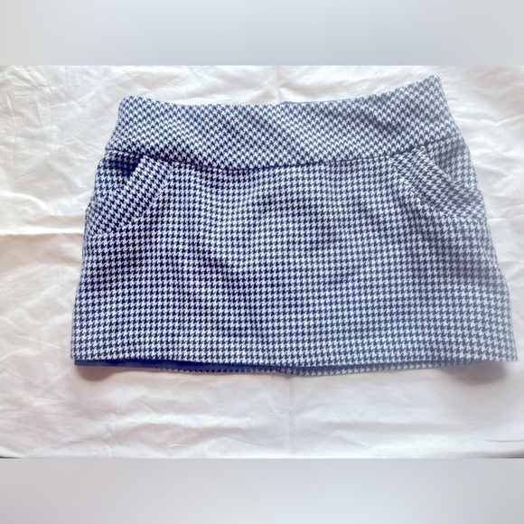 Black and white houndstooth printed mini skirt with pockets!! - Picture 2 of 7